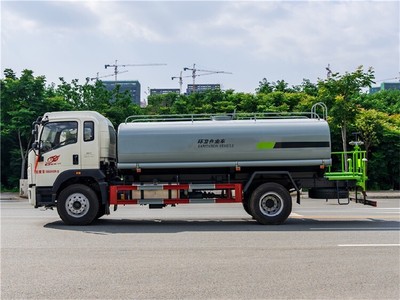 東風運水車領跑遼寧市場，灑水車廠家品種繁多滿足多元需求